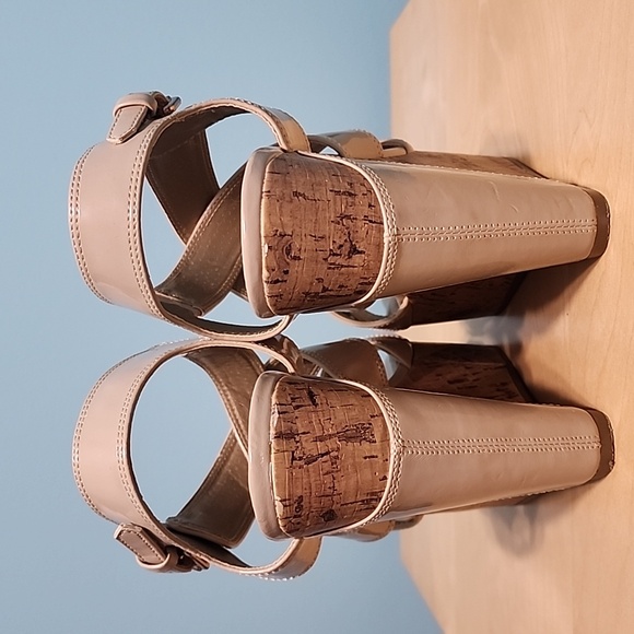 G by GUESS GG TAYMORA cream platform sandals. Size 7.5" - Picture 4 of 8